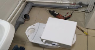 Установка напольного унитаза в Ревде: монтаж под ключ от СантехДомРвд от 5155 рублей.